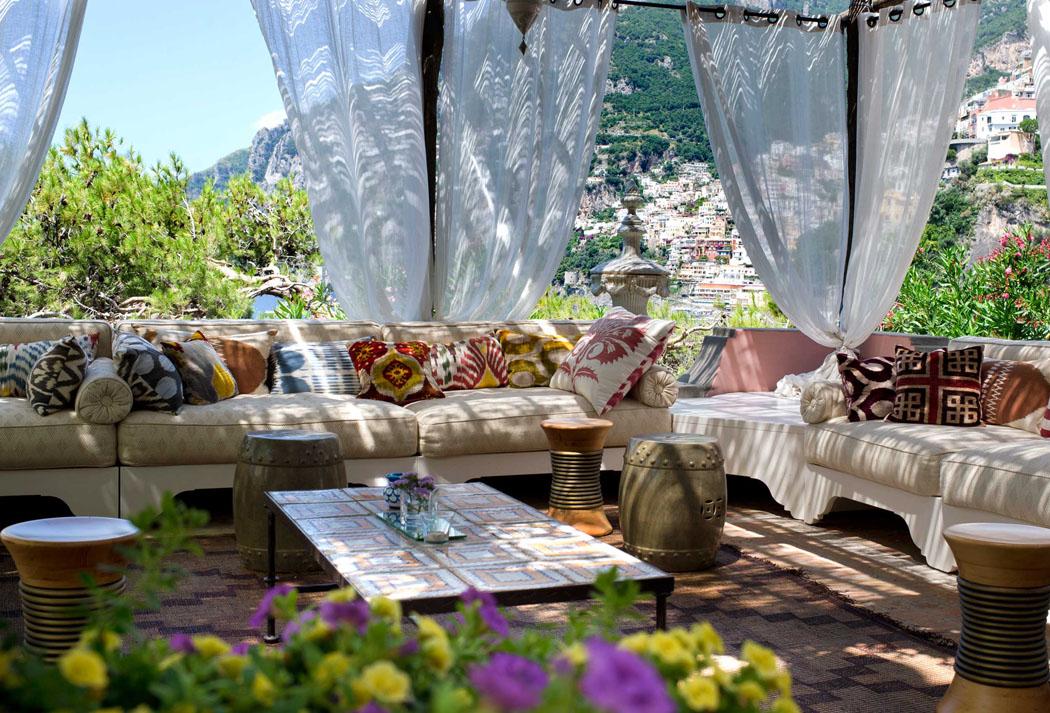 La terrasse avec vue époustouflant sur Positano et la mer de cette location de vacances de luxe vacances de luxe villa en Italie