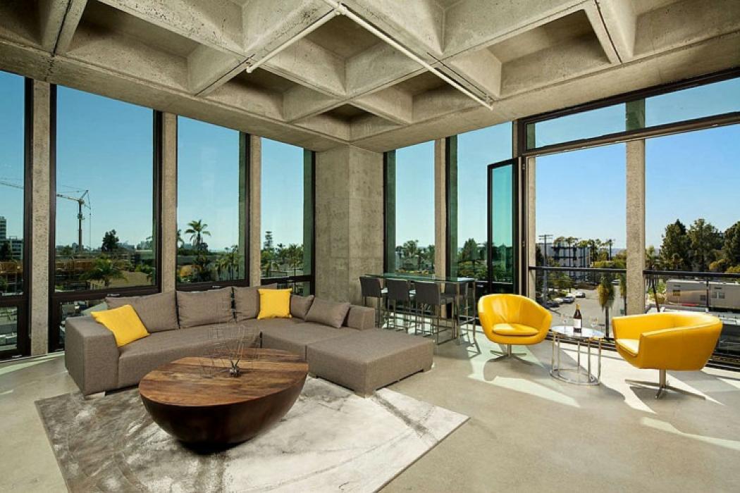 Séjour du loft industriel à San Diego loft de ville au style industriel brut