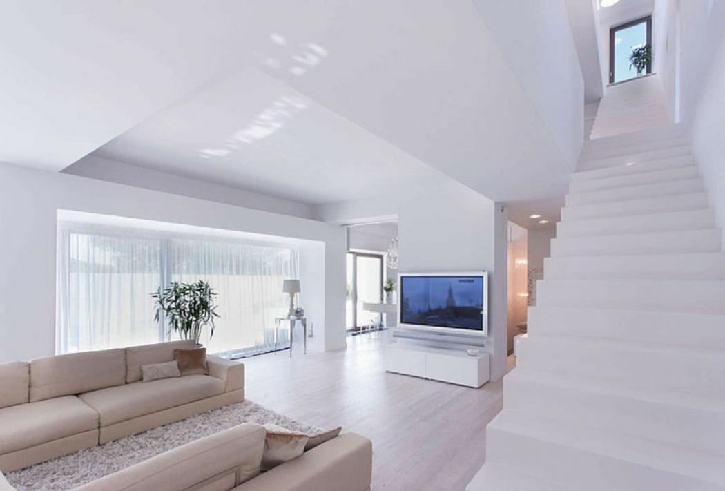 Le séjour de la maison contemporaine roumaine architecture d'intérieur en blanc contemporain