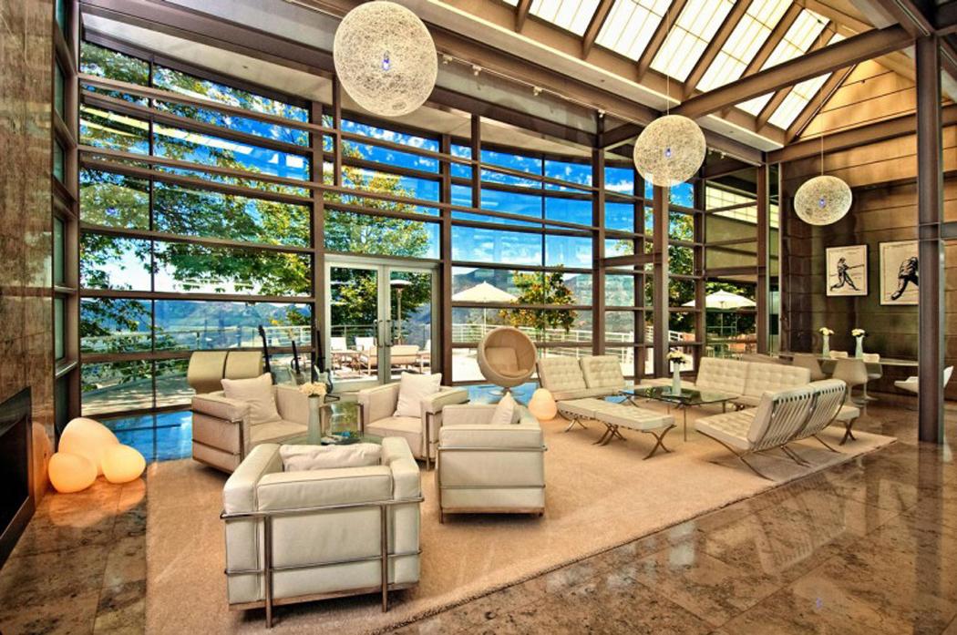 Pièce principale de vie avec superbe vue de cette maison contemporaine californienne maison contemporaine d'architecte en Californie