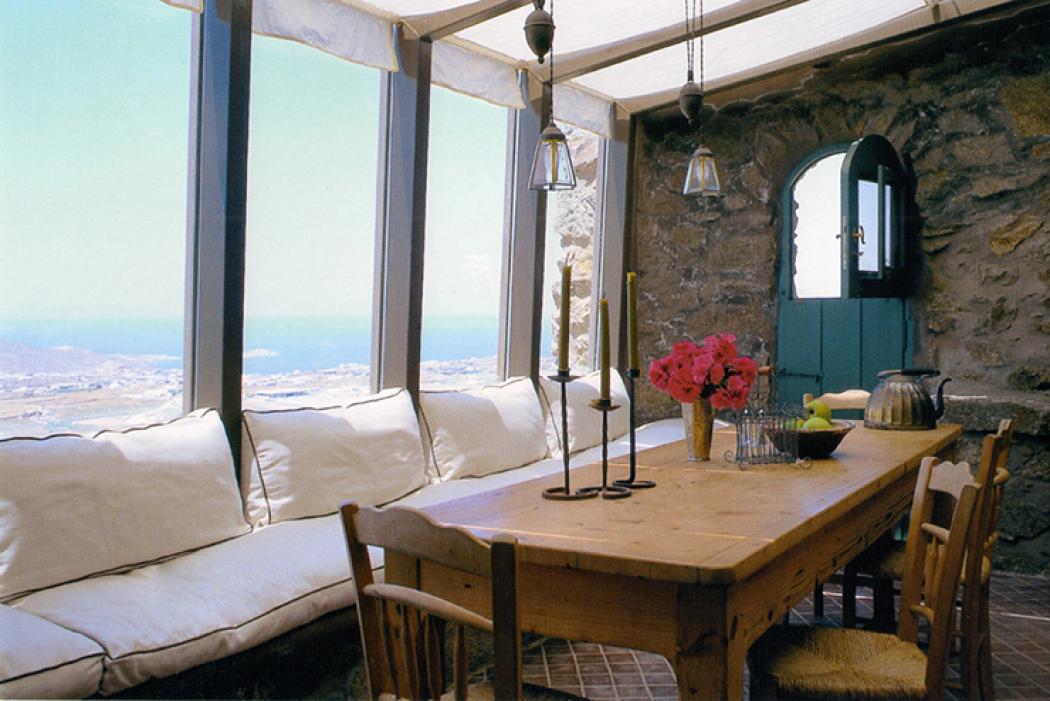 Salon avec vue superbe sur la mer et l’île de cette maison de vacances Résidence secondaire de vacances sur la côte