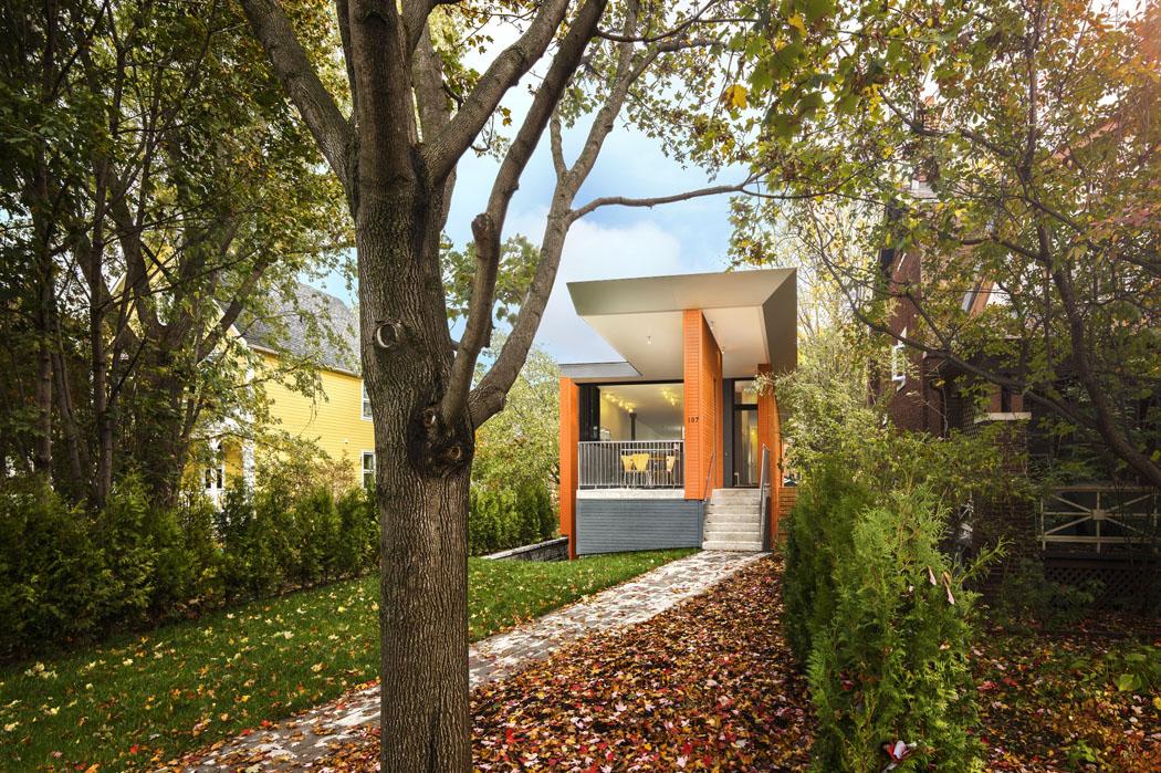 Maison individuelle d’architecte construite sur un terrain étroit et long maison originale d'architecte atypique longue