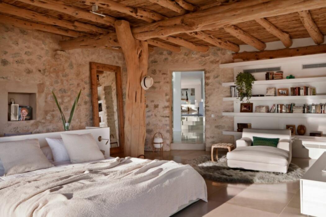Chambre à coucher à l’inspiration rustique de cette belle maison méditerranéenne ambiance rustique maison méditerranéenne