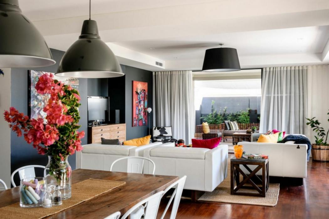 Maison moderne à l’intérieur coloré et éclectique intérieur coloré maison de ville