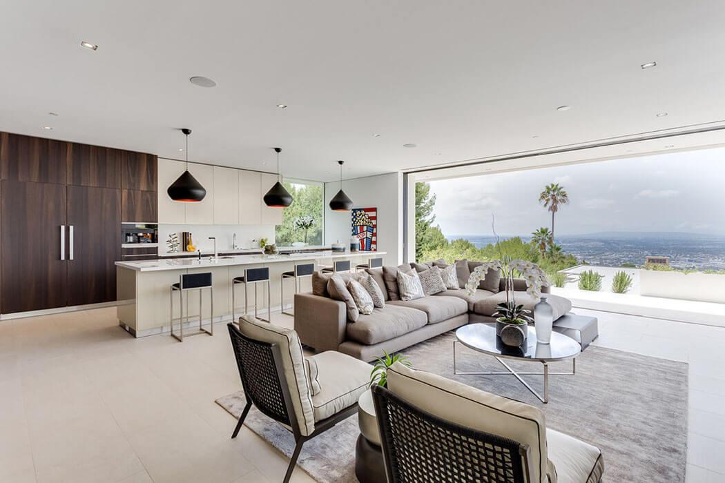 La pièce principale de cette belle maison neuve fraichement construite dans les alentours de Beverly Hills séjour salon luxe mobilier aménagement maison neuve