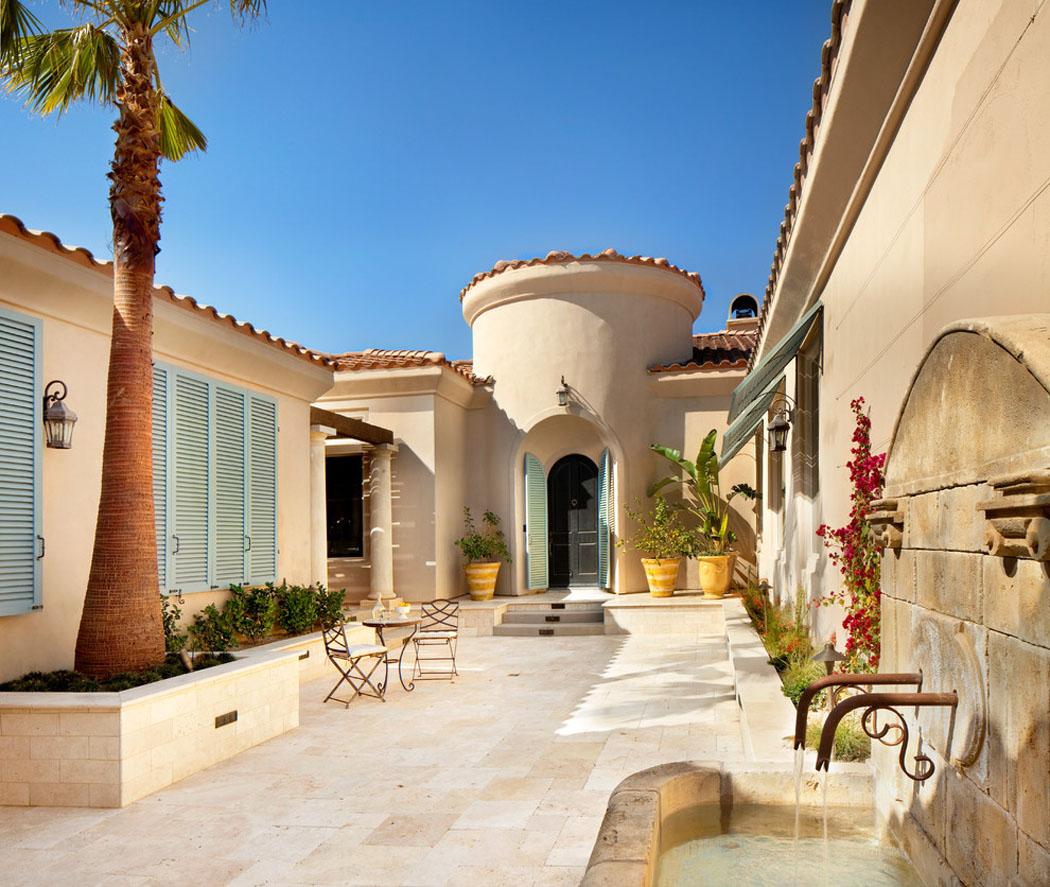 La cour intérieure de cette superbe maison rénovée style méditerranéenne coure intérieure maison rénovée rustique