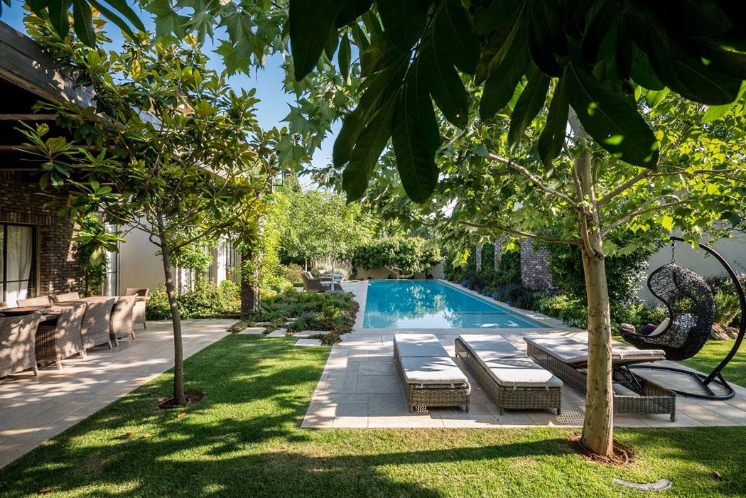 Belle maison de charme avec un petit jardin et une piscine représentant un vrai paradis vert extérieur aménagement piscine jardin maison de ville