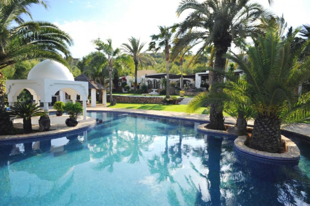 Propriété de luxe avec vue sur la mer et la montagne à Ibiza Cadre unique propriété de prestige