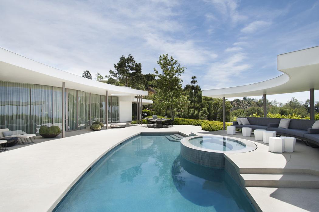 superbe terrasse avec piscine extérieure de luxe