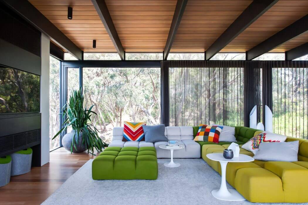 Le séjour de cette maison de ville à la décoration design colorée et un brin sombre maison rénovée maison de ville pavillon résidentiel