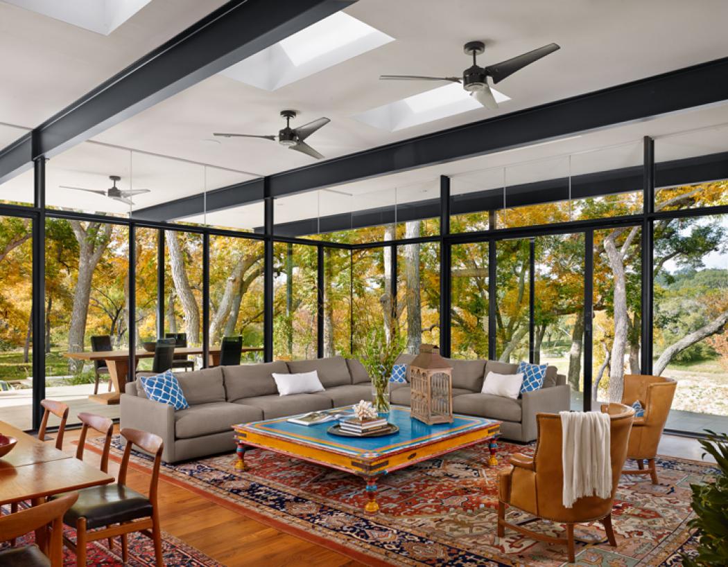 Séjour un brin rétro avec une superbe vue panoramique de cette maison moderne Intérieur luxueux et lumineux de maison moderne