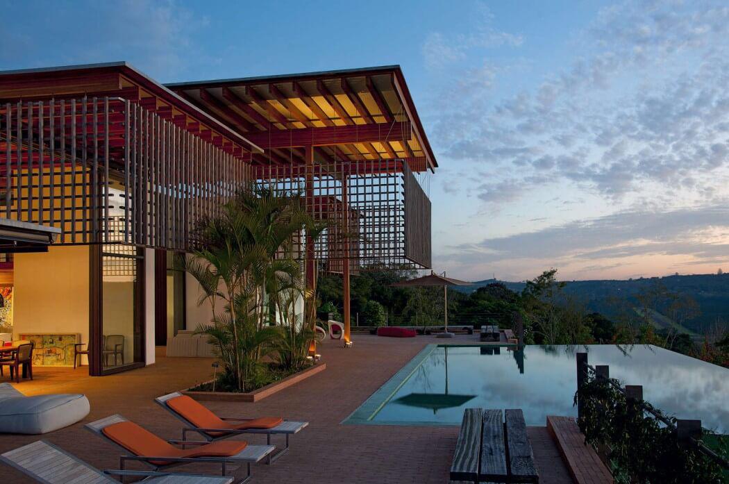 La piscine et la terrasse de cette belle résidence secondaire au cœur de la forêt Magnifique maison secondaire familiale