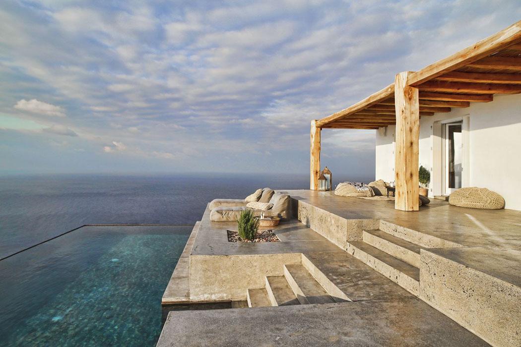 Superbe piscine extérieure à débordement avec imprenable vue sur la mer belle résidence secondaire vacances à la mer grèce