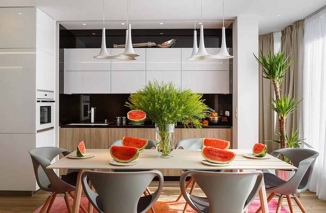 La cuisine ouverte et la salle à manger de cet appartement de ville russe Appartement de ville au design intérieur très haut en couleur