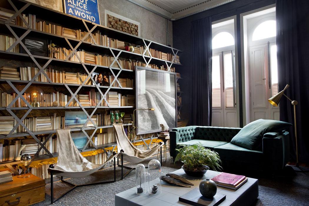 Un intérieur éclectique dans le salon de ce bel appartement de ville rénové rénovation travaux ancien appartement de ville