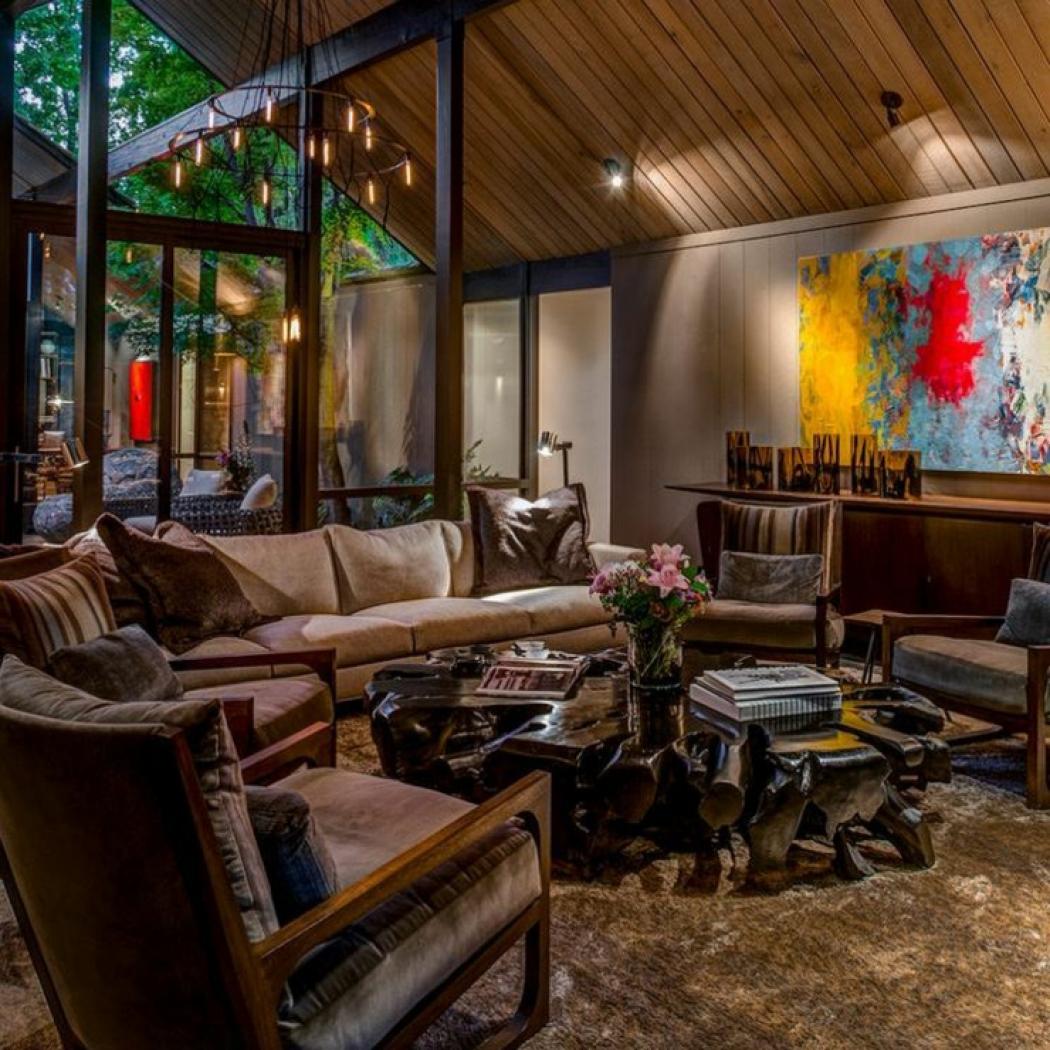 Intérieur design à l’influence masculine de cette maison moderne Design déco originale sombre