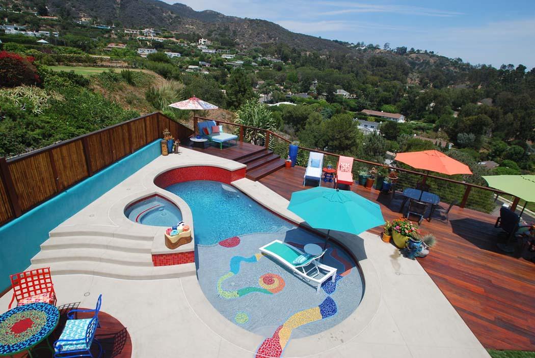 Piscine extérieure avec merveilleuse vue sur les environs et à la décoration intérieure sympa belle maison avec vue océan mer