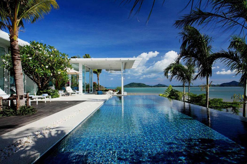 Villa de luxe avec splendide vue sur l’eau turquoise à partir de la piscine extérieure vacances exotiques Thaïlande belle demeure