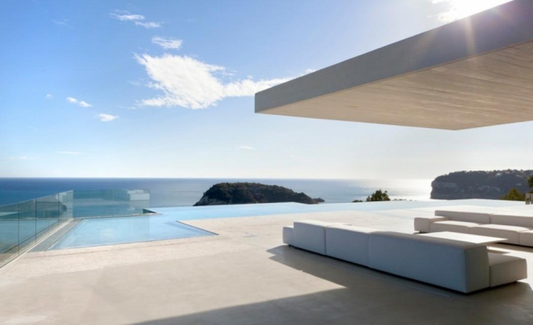 Belle villa de luxe à la vue panoramique sur l’eau belle luxueuse villa de rêve