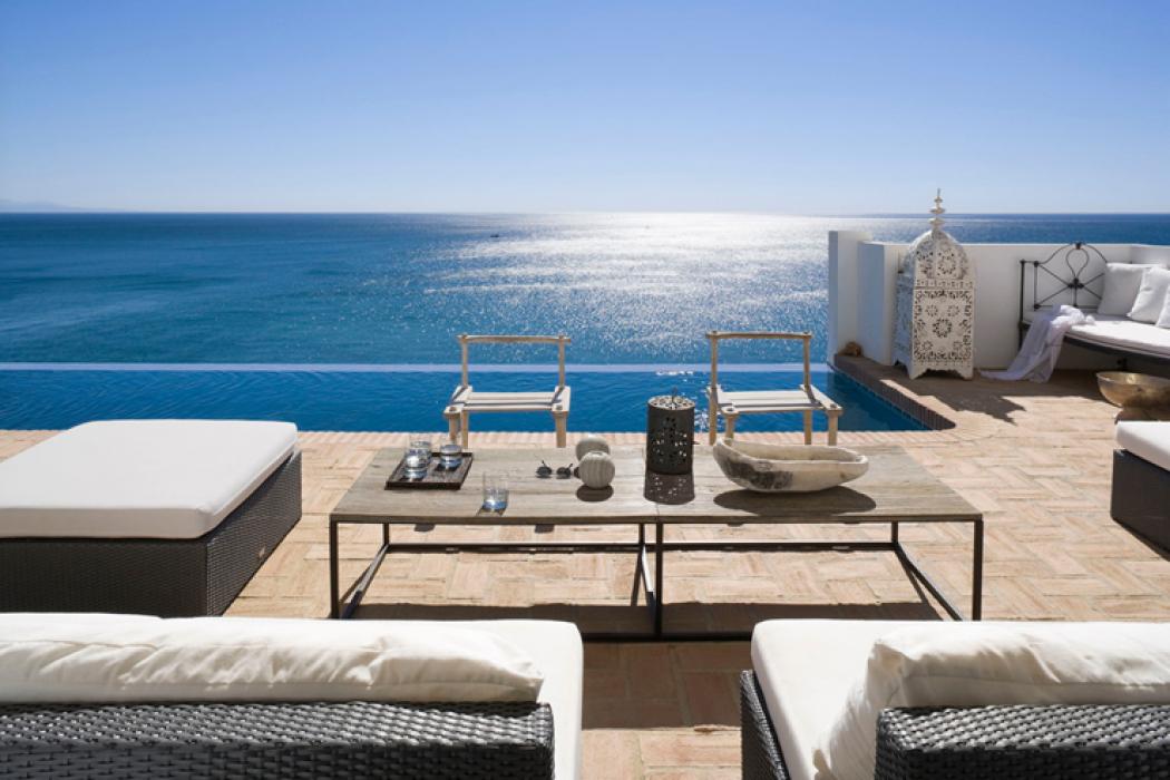 Magnifique spacieuse terrasse offrant une vue panoramique sur l’eau terrasse au design unique avec vue panoramique