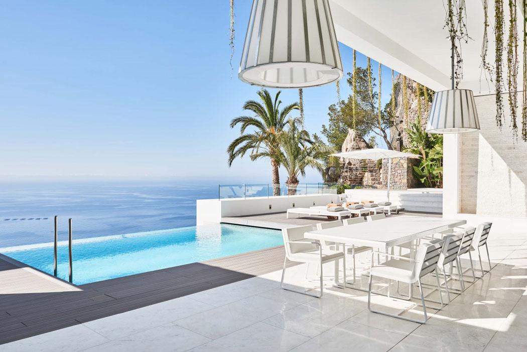 Cette villa exotique possède une magnifique terrasse et une piscine avec vue sur la mer belle villa exotique costa blanca espagne