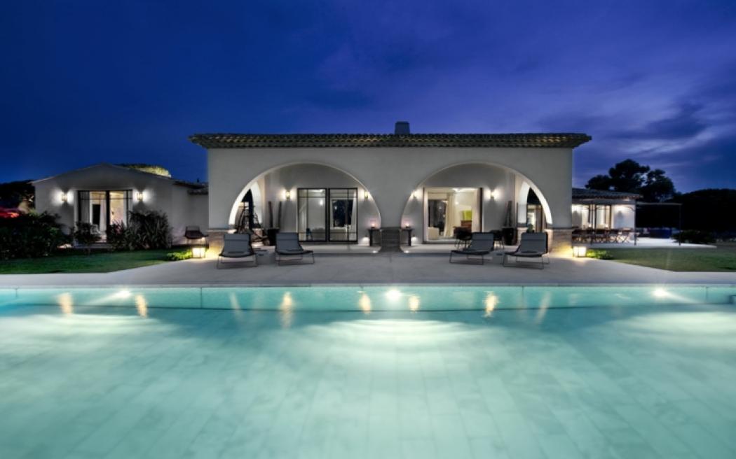 La villa de luxe Saint Tropez vue de nuit vue de nuit villa de luxe côte d'Azur