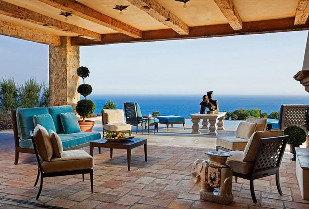 Belle terrasse couverte de cette villa de luxe donnant sur l’océan magnifique villa de luxe en californie