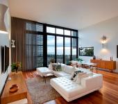 Séjour contemporain de cette belle maison rénovée avec vue imprenable sur la ville séjour maison rénovée de ville