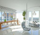 La pièce principale de vie de cet appartement de ville appartement moderne intérieur de ville floride