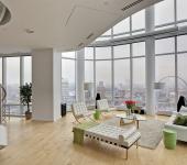 Séjour moderne et luxueux de cet appartement de standing avec vue magnifique sur la ville Duplex design luxe vue sur la ville