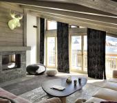 Séjour spacieux de cet appartement de vacances avec vue sur les pistes skiables Design intérieur élégant rustique avec vue