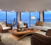 Séjour aux nombreuses assises meublé d’une façon accueillante et classe intérieur design appartement côtier