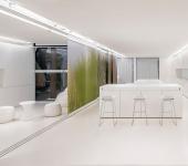 Superbe appartement design futuriste au séjour et salle à manger totalement ouverts appartement design intérieur futuriste luxe minimaliste en blanc