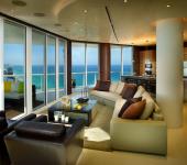 Baies vitrées et fenêtres de haut en bas dévoilant une vue magnifique sur la mer appartement de vacances design luxe