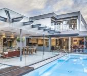 Terrasse en pierres et piscine outdoor de cette maison d’architecte maison contemporaine et moderne à Melbourne
