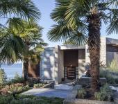 Entrée principale avec les deux palmiers de cette maison à l’architecture moderne belle maison familiale totalement rénovée