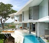 La résidence secondaire vue d’arrière où se trouve la piscine et la plus grande des terrasses architecture résidentielle de luxe exotique vue sur l'océan vacances