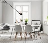Superbe maison au design intérieur à la scandinave avec chaise « Charles & Ray Eames »
