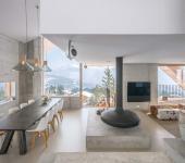 Un séjour situé au troisième niveau de ce chalet de montagne avec vue imprenable sur la vallée et le paysage autour un intérieur soigné éclectique chalet de ski luxe