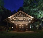 Une maison de vacances rénovée vue de nuit au bord du lac Belle grange totalement rénovée