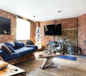 Le séjour de cet immobilier de luxe situé à Soho design intérieur masculin brut rustre
