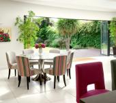 Salle à manger originale pour un intérieur éclectique de cette maison de ville intérieur design luxe maison de ville