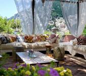 La terrasse avec vue époustouflant sur Positano et la mer de cette location de vacances de luxe vacances de luxe villa en Italie