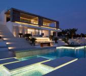 La piscine et la résidence de standing éclairées dans la nuit résidence architecture contemporaine vacances de luxe