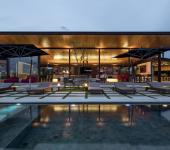 La maison contemporaine d’architecte vue de nuit depuis la terrasse avec la piscine extérieure Piscine extérieur résidence de standing maison d'archi