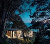 Magnifique maison contemporaine vue de nuit donnant sur un panorama merveilleux océanique belle résidence contemporaine avec vue