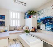 Petit salon aux grandes assises et déco artistique de cette jolie maison de charme intérieur inspiration très artistique belle demeure de charme