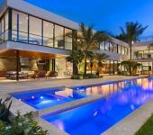 La maison de luxe vue d’extérieur de nuit résidence secondaire de luxe à miami