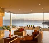 Pièce principale de cette maison de luxe avec vue époustouflante sur le Golden Gate Bridge Séjour moderne maison de luxe avec vue