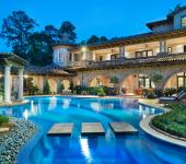 La maison de prestige vue depuis la piscine éclairée extérieur luxe maison de prestige